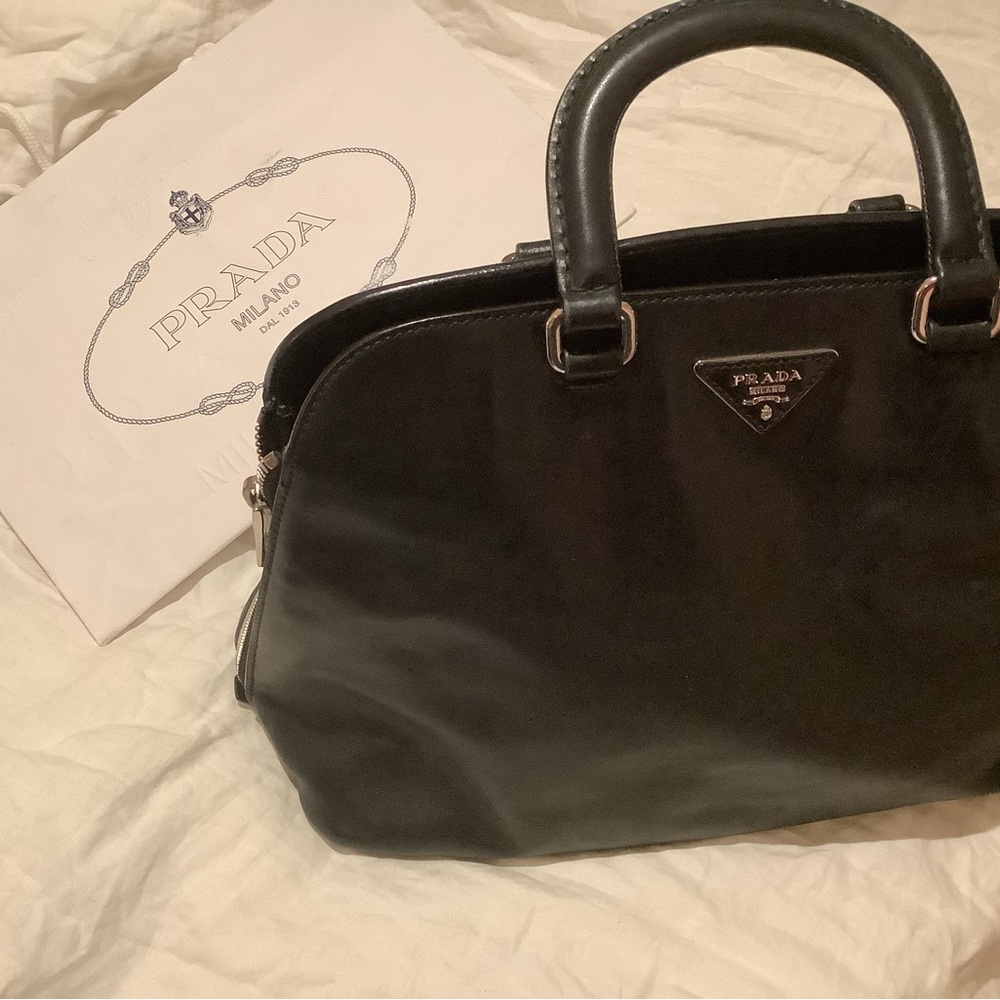 PRADA, Black elegant Handbag with crossbody strap and handles!!